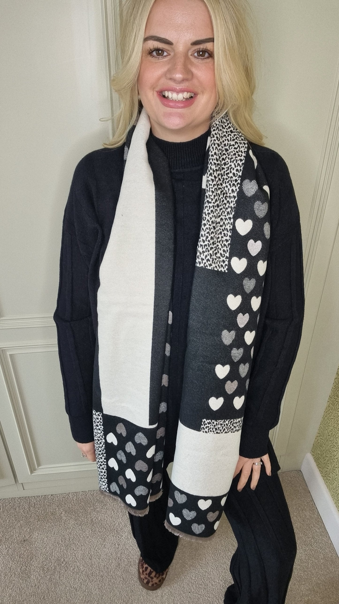 DIONE REVERSIBLE HEART PRINT SCARF - BLACK