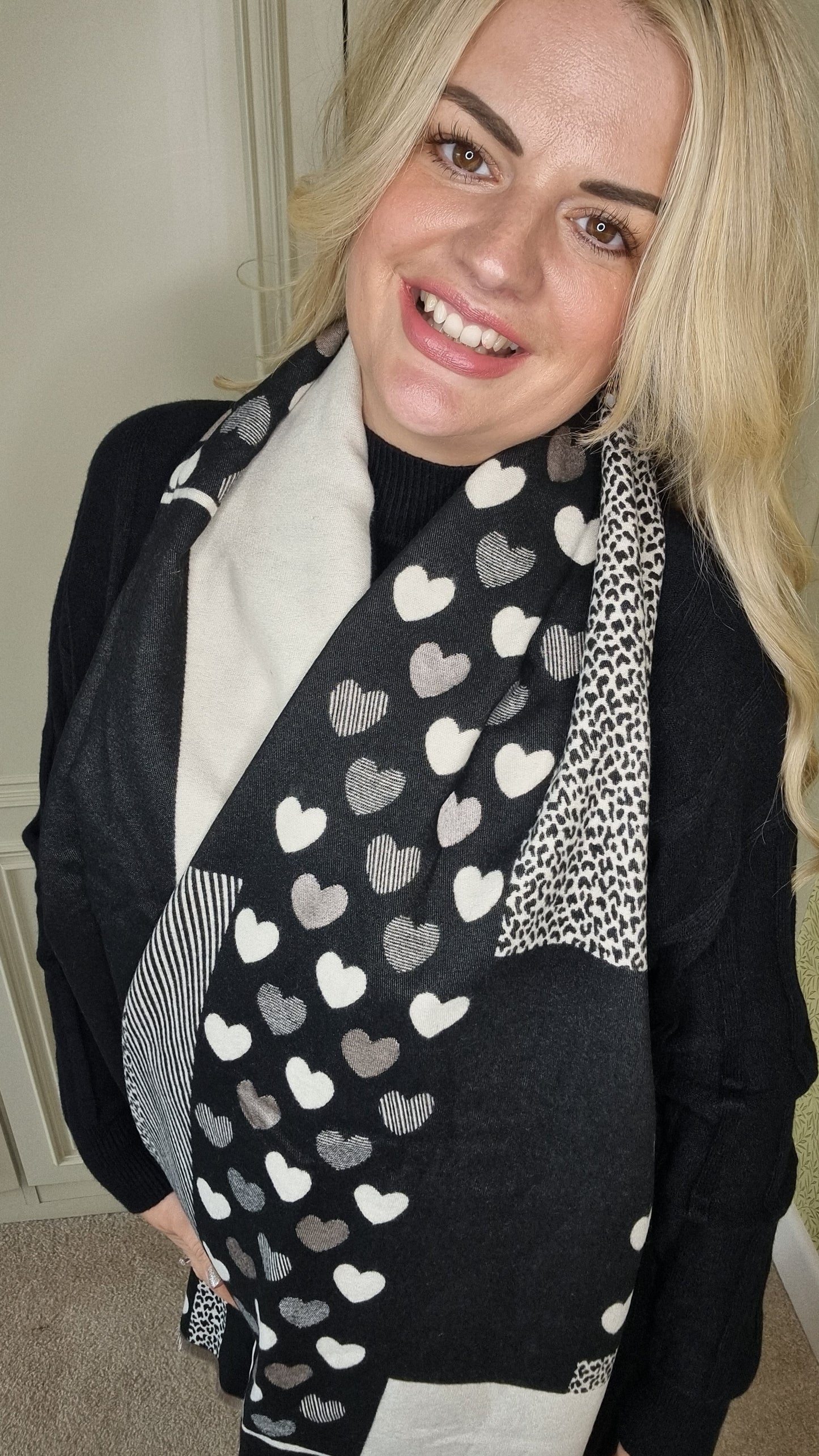 DIONE REVERSIBLE HEART PRINT SCARF - BLACK