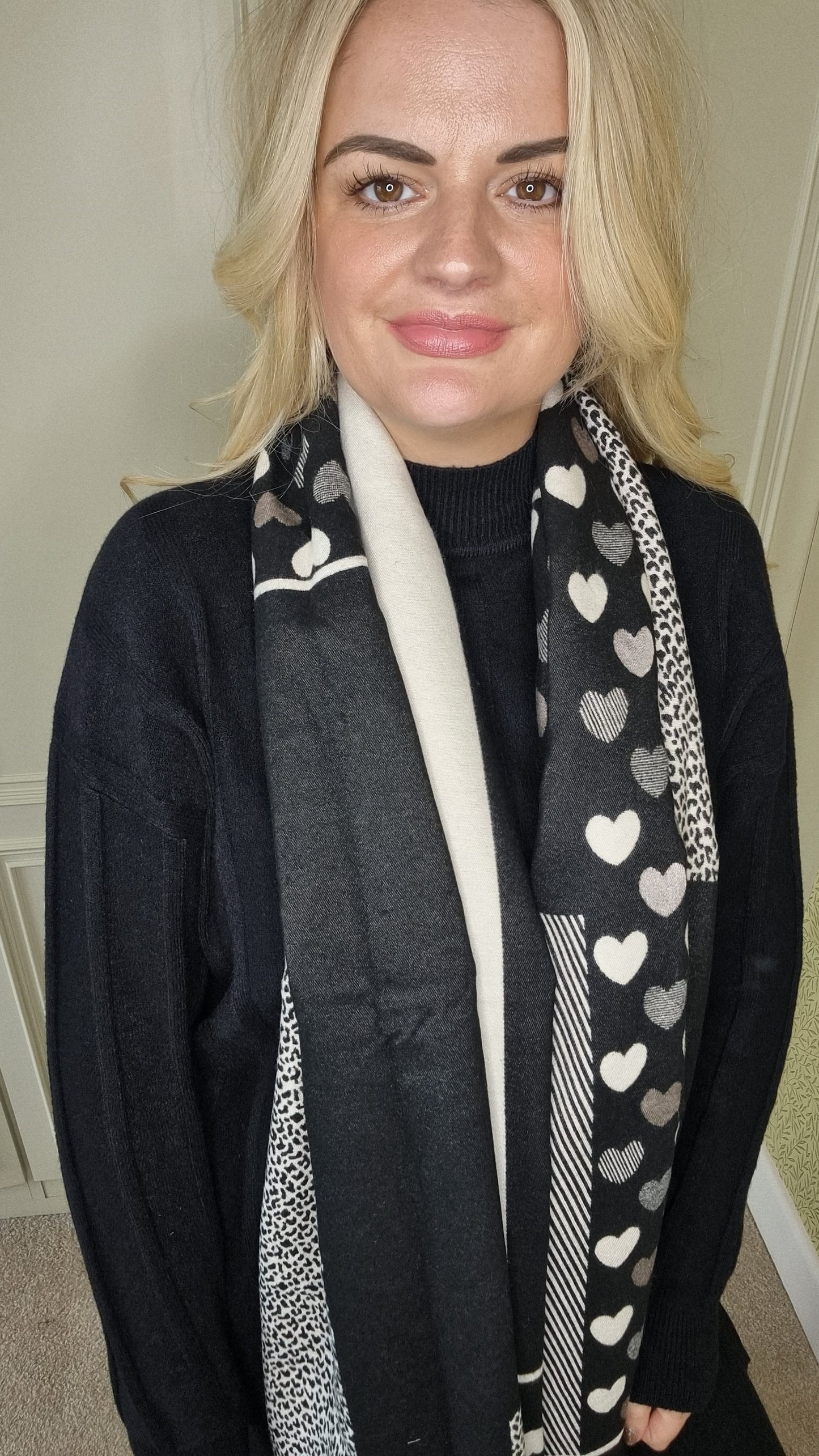 DIONE REVERSIBLE HEART PRINT SCARF - BLACK