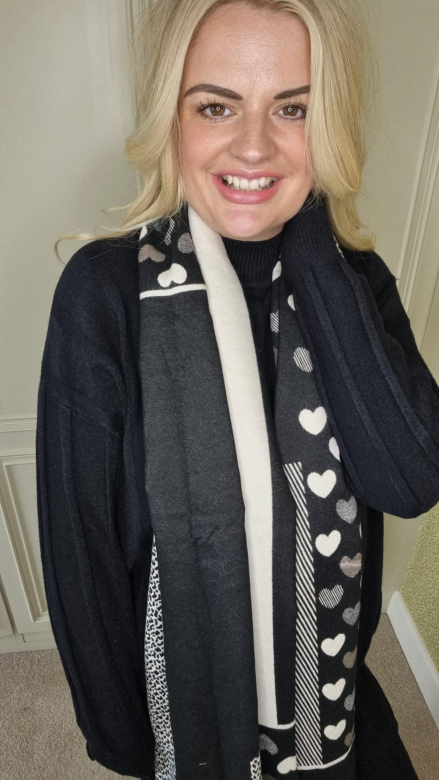 DIONE REVERSIBLE HEART PRINT SCARF - BLACK
