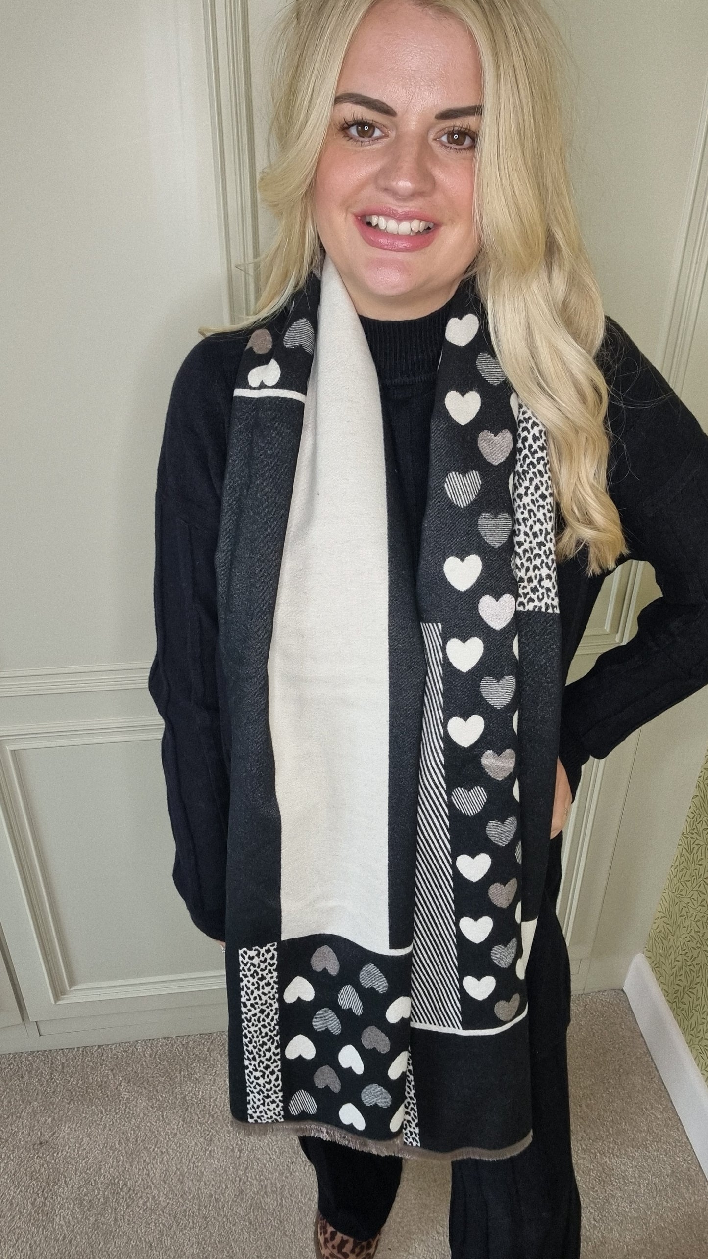 DIONE REVERSIBLE HEART PRINT SCARF - BLACK