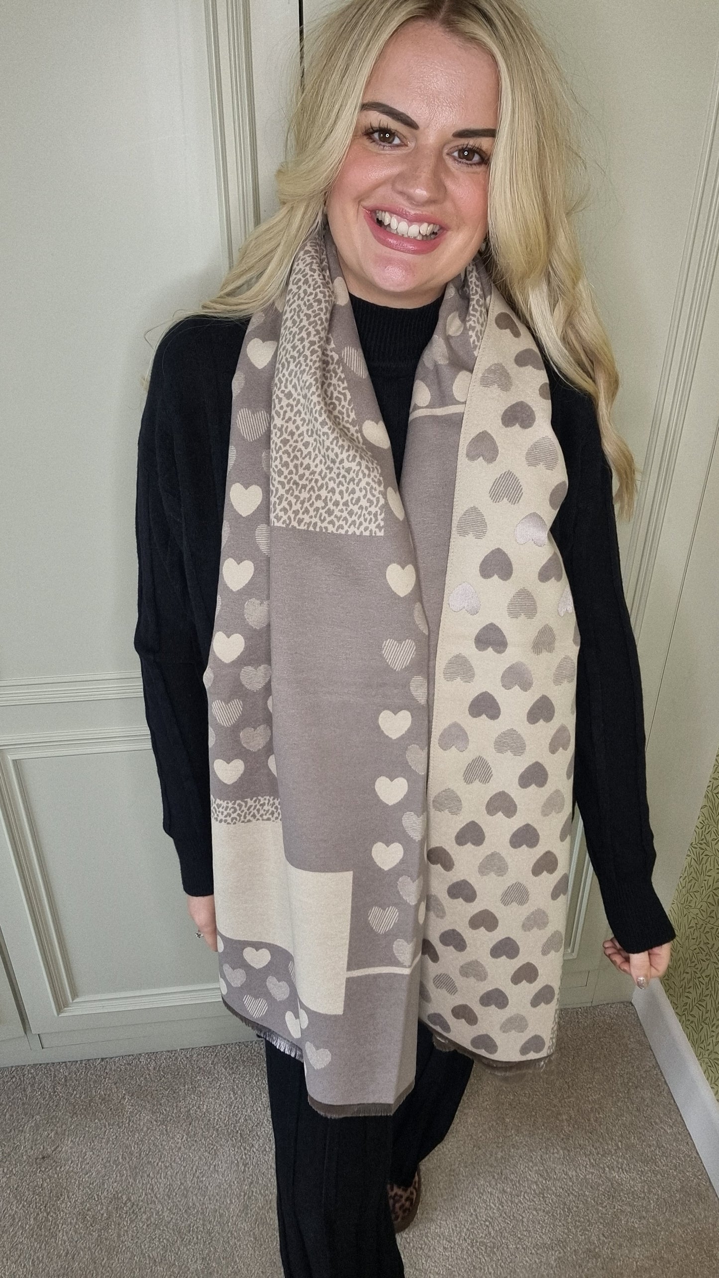 DIONE REVERSIBLE HEART PRINT SCARF - BEIGE
