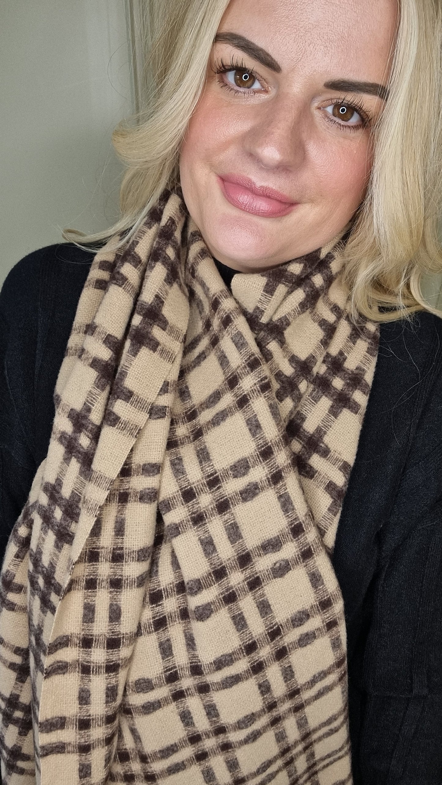 CHER CHECK SOFT KNIT TASSEL SCARF - MOCHA