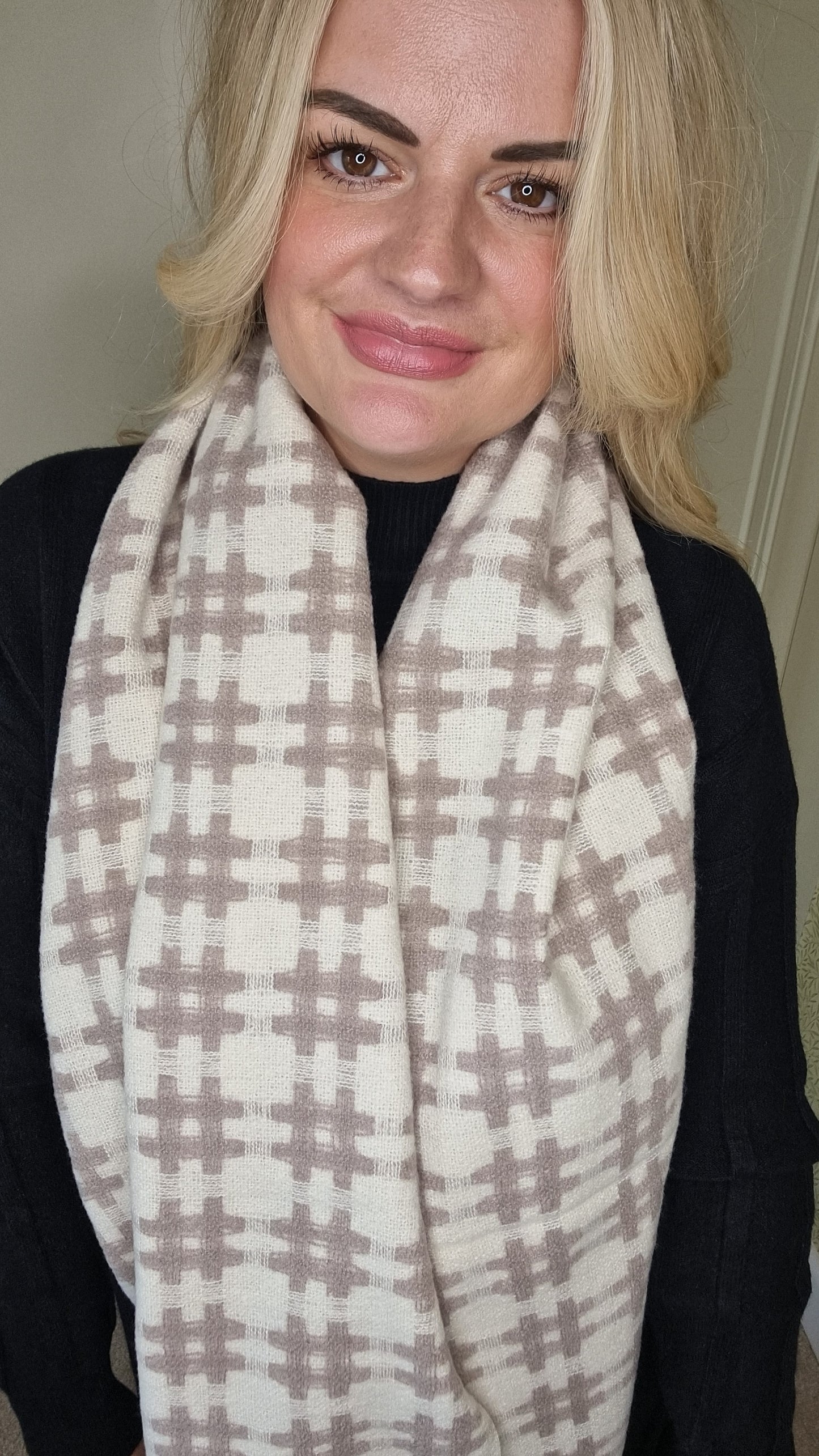 CHER CHECK SOFT KNIT TASSEL SCARF - BEIGE