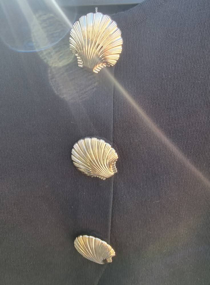 ARIEL SEASHELL DETAIL TOP