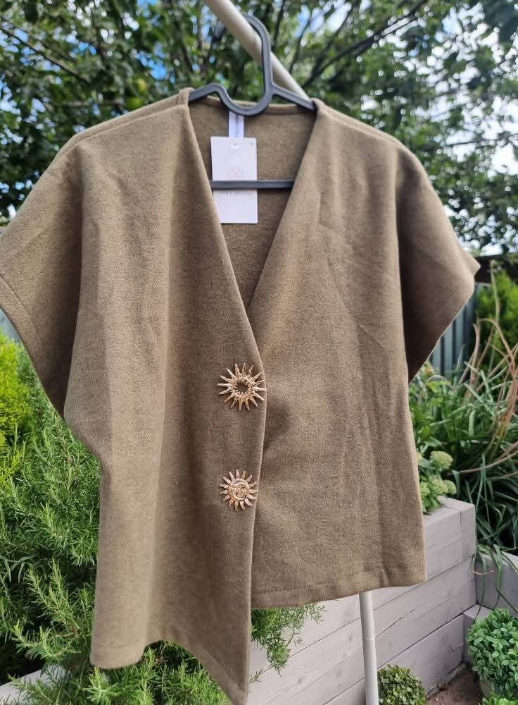 STORMY GOLD SUN BROOCH TOP - KHAKI