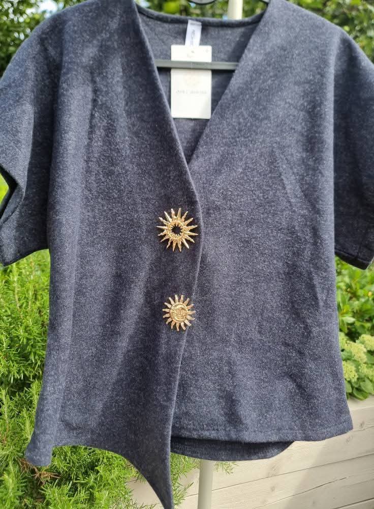 STORMY GOLD SUN BROOCH TOP - SLATE GREY