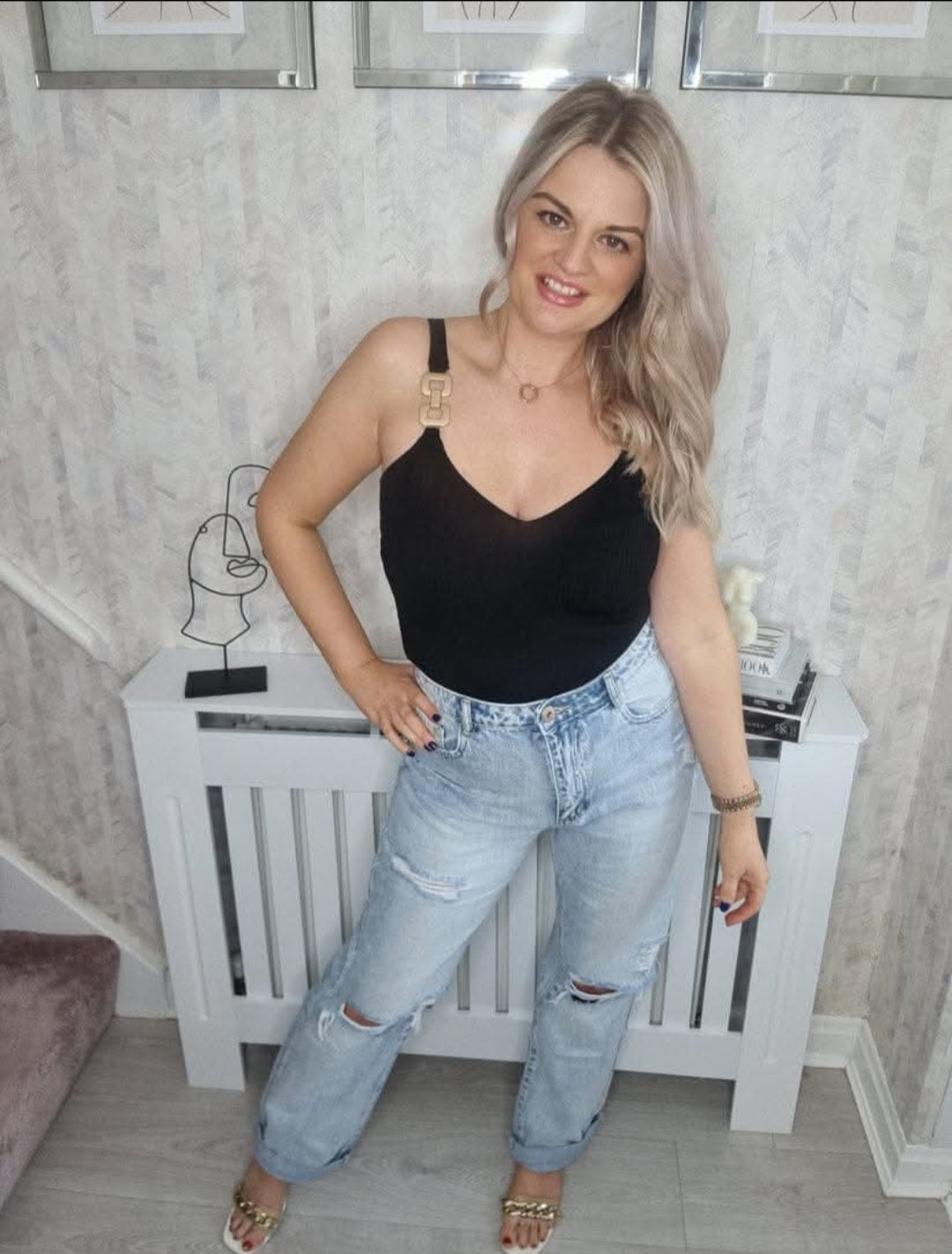 RAINE RIPPED MOM JEANS